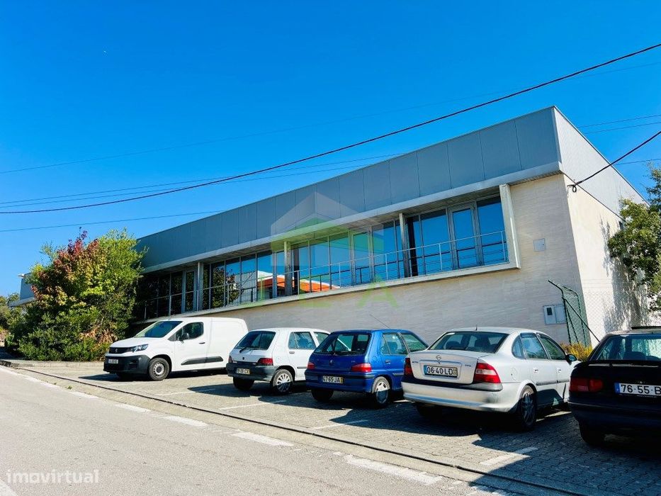 Pavilhão com dois pisos para armazém, garagens e escritórios