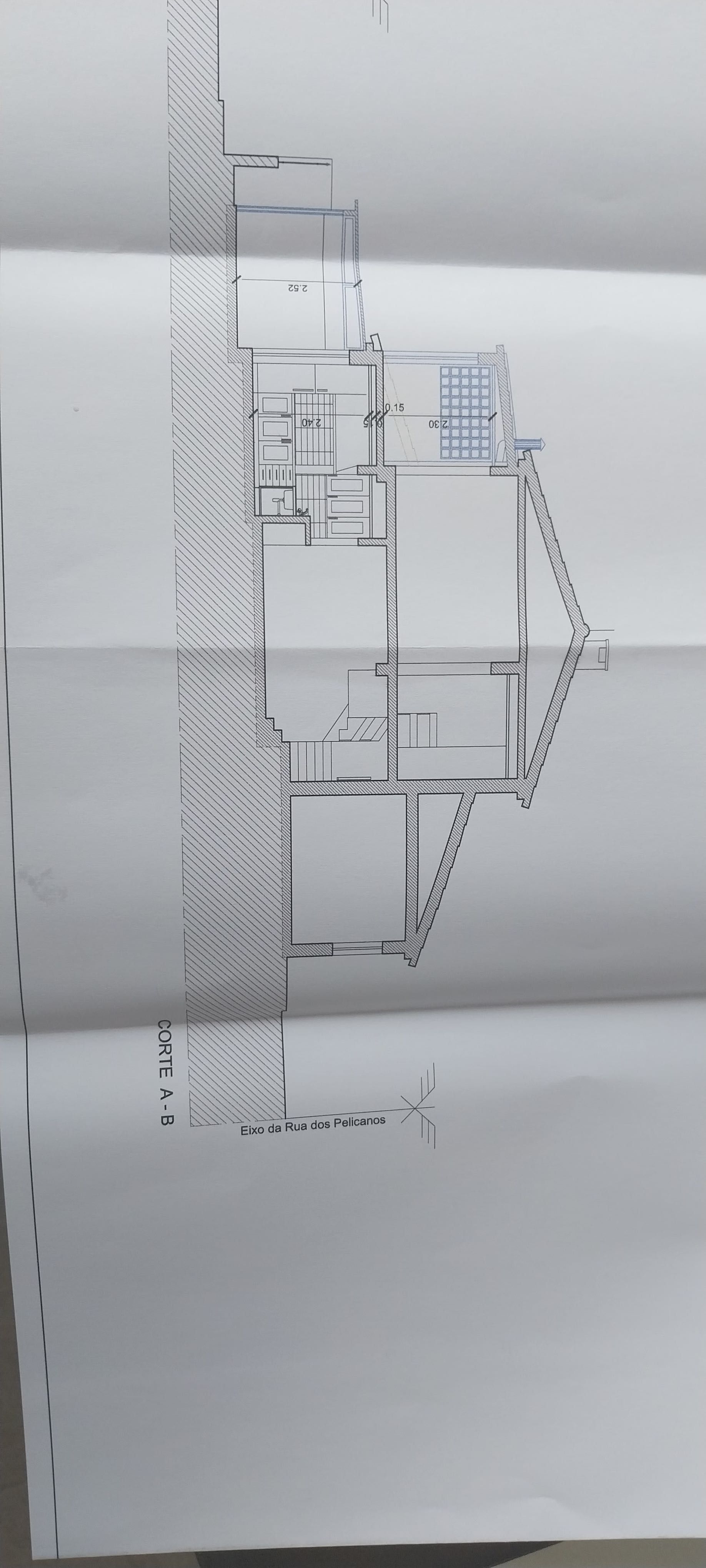 Moradia T3 a 5 minutos da praia de Sesimbra. Vende o próprio.