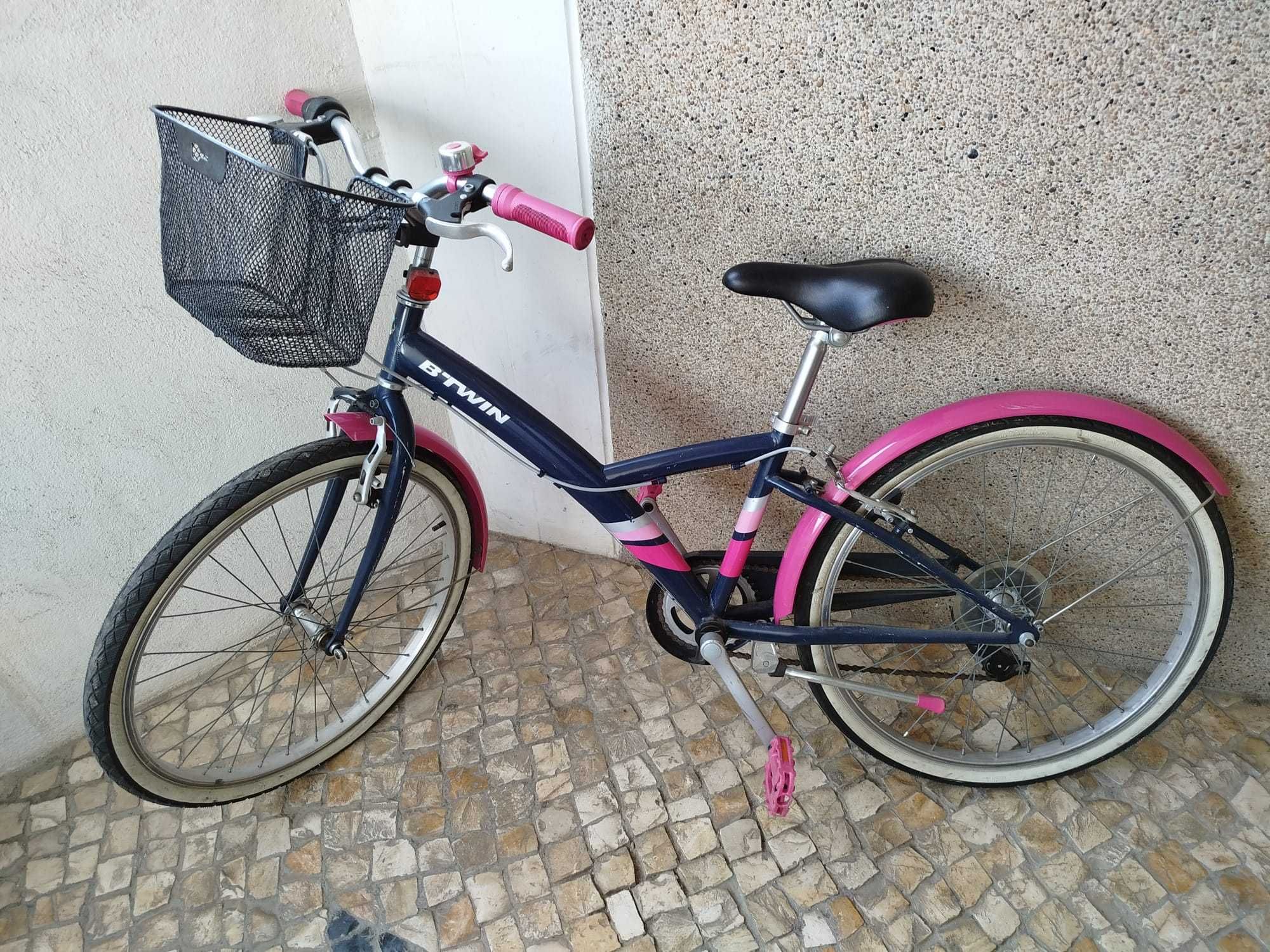 Vendo bicicleta feminina BTWIN Aro 24, rosa, marcha traseira
