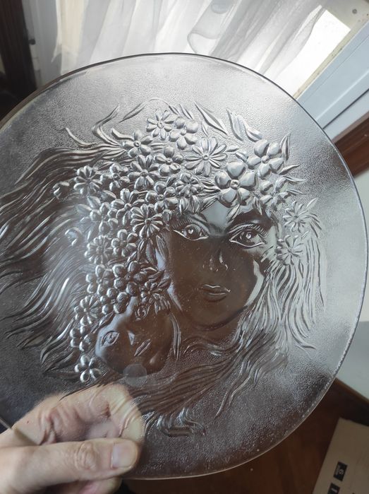 Prato da mãe relevo no exterior do prato