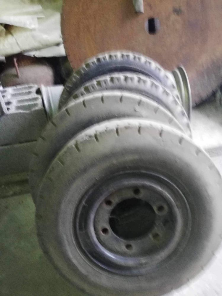 4 pneus com jantes de empilhador marca Semperit 700x12=12 telas