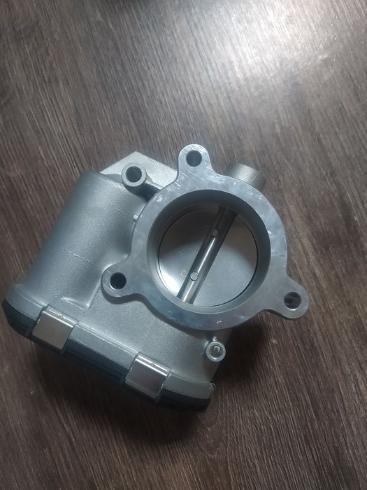 Дросельний патрубок з електроприводом