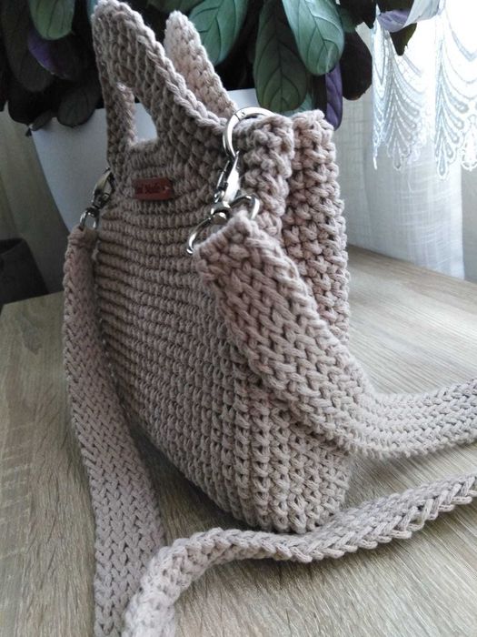 Beżowa torebka robiona na szydełku
