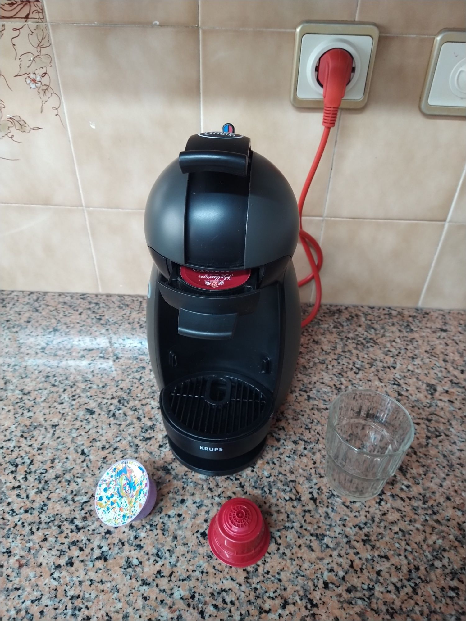 Máquina de café Dolce Gusto Krups casa quarto apartamento vivenda.