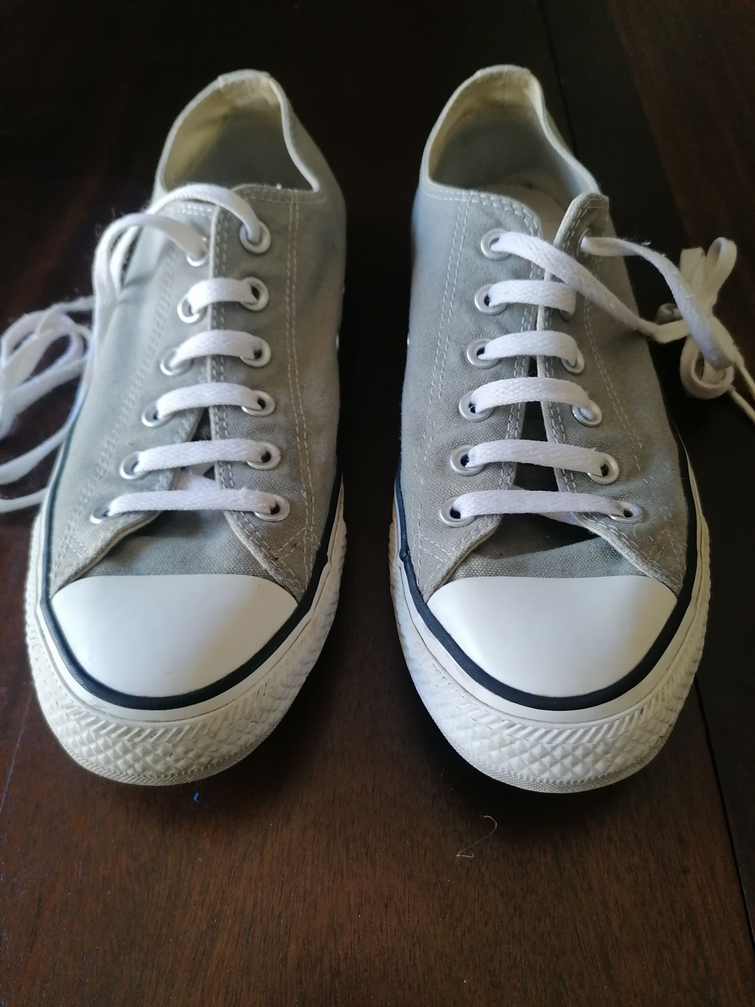 Ténis Converse All Star 41
Cinzento claro.
Estão como novos.