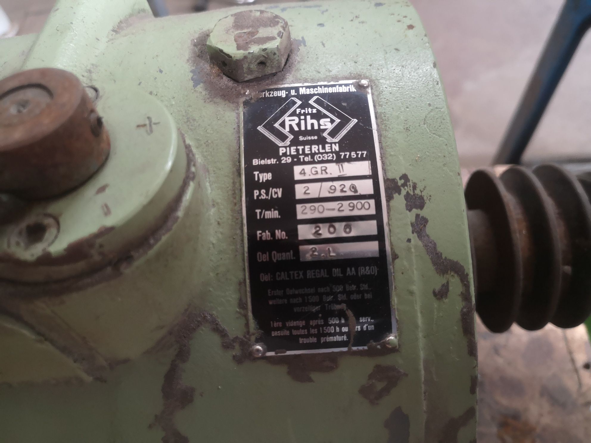 Motor trifásico com caixa de velocidades