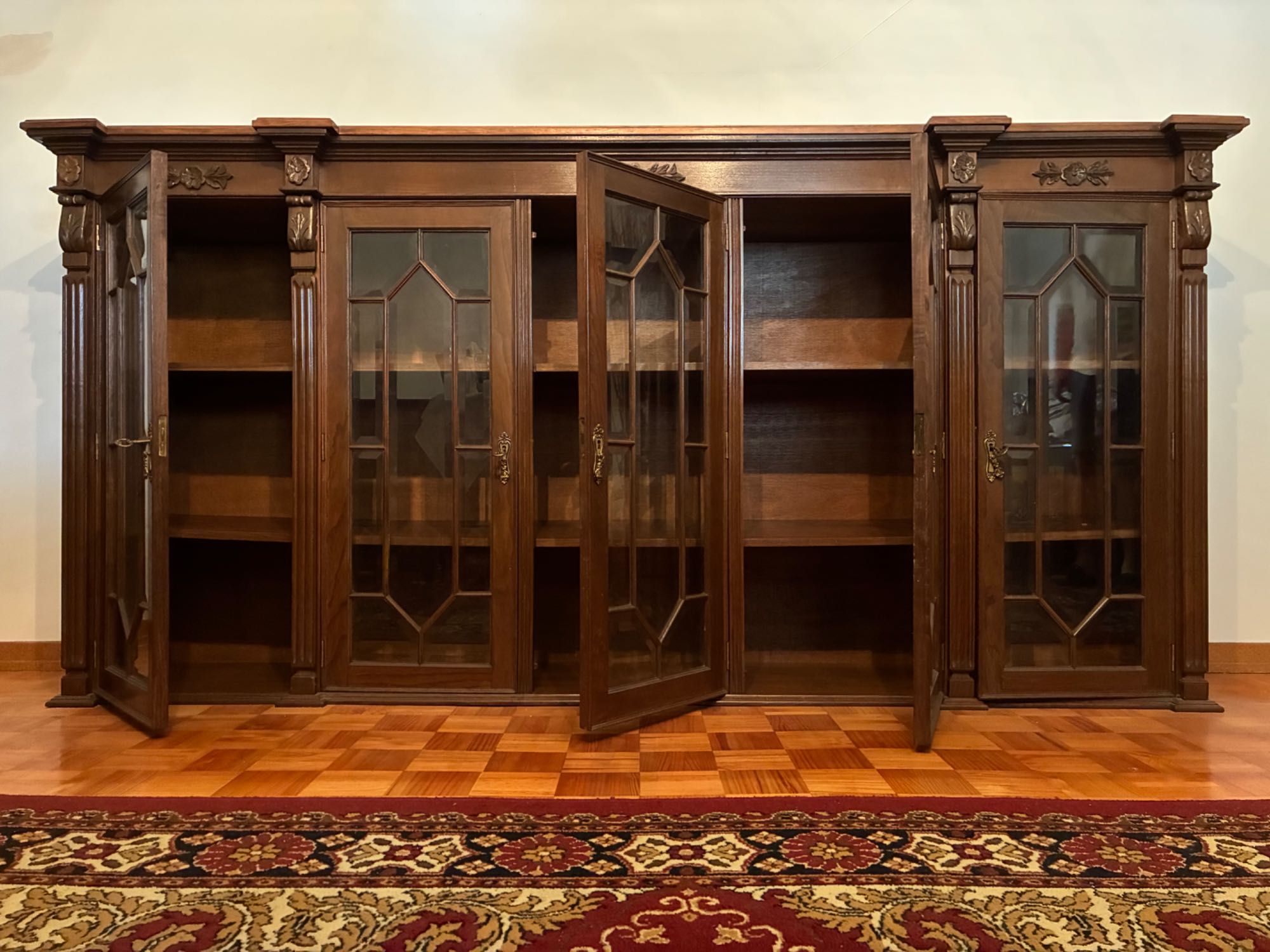 Mobilia para sala de jantar (mesa + cadeiras + aparadores)