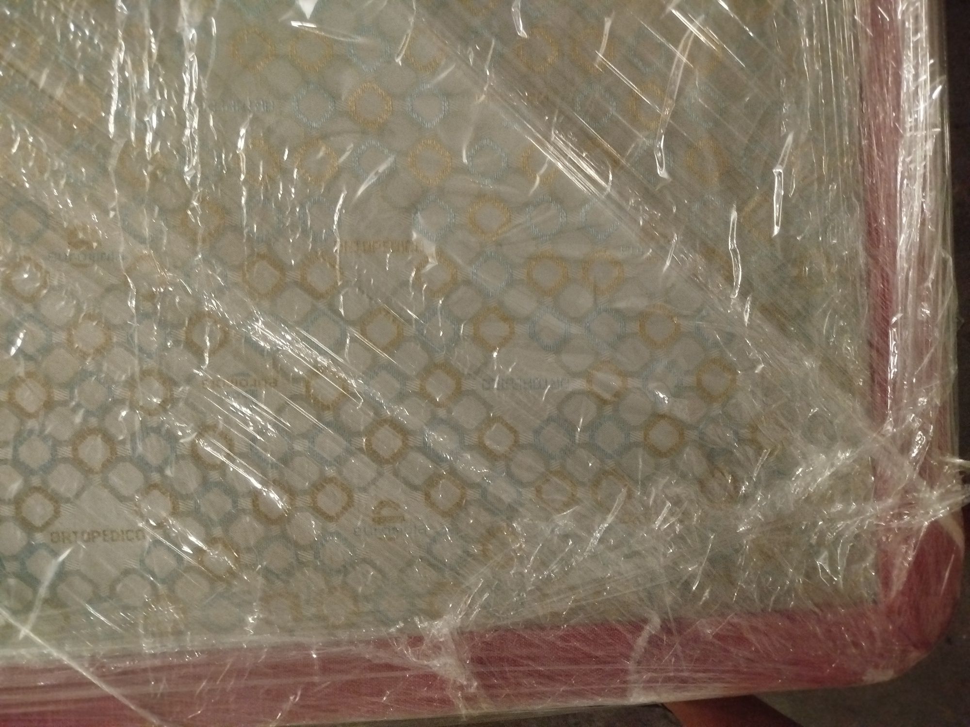 Estrutura de cama de casal + colchão