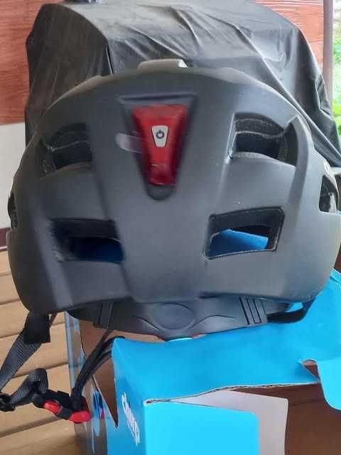 KASK ROWEROWY z TYLNĄ LAMPKĄ i odpinanym daszkiem