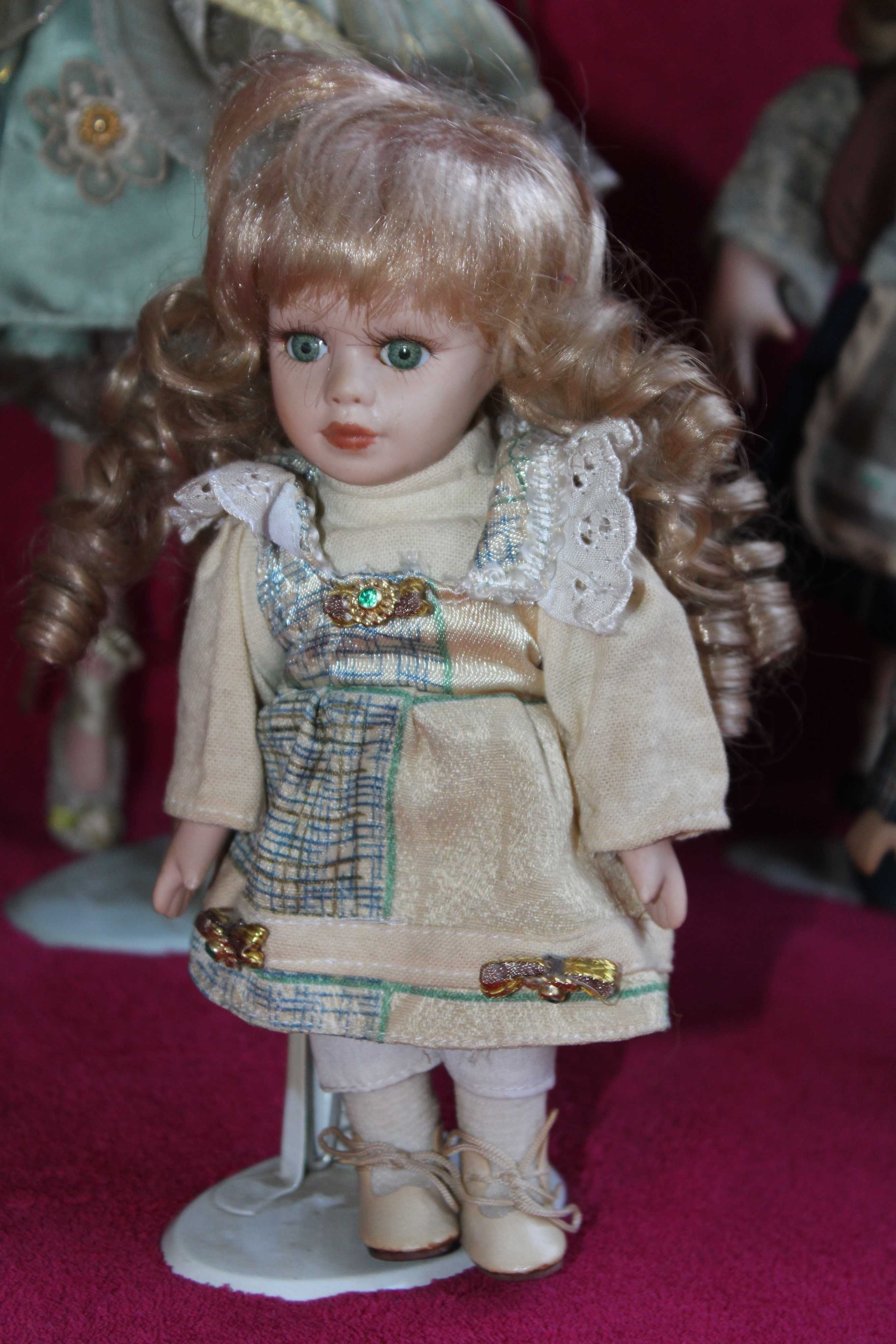 Kolekcjonerska lalka porcelanowa na stojaku"