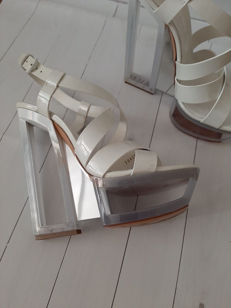 Необычные итальянские босоножки Casadei