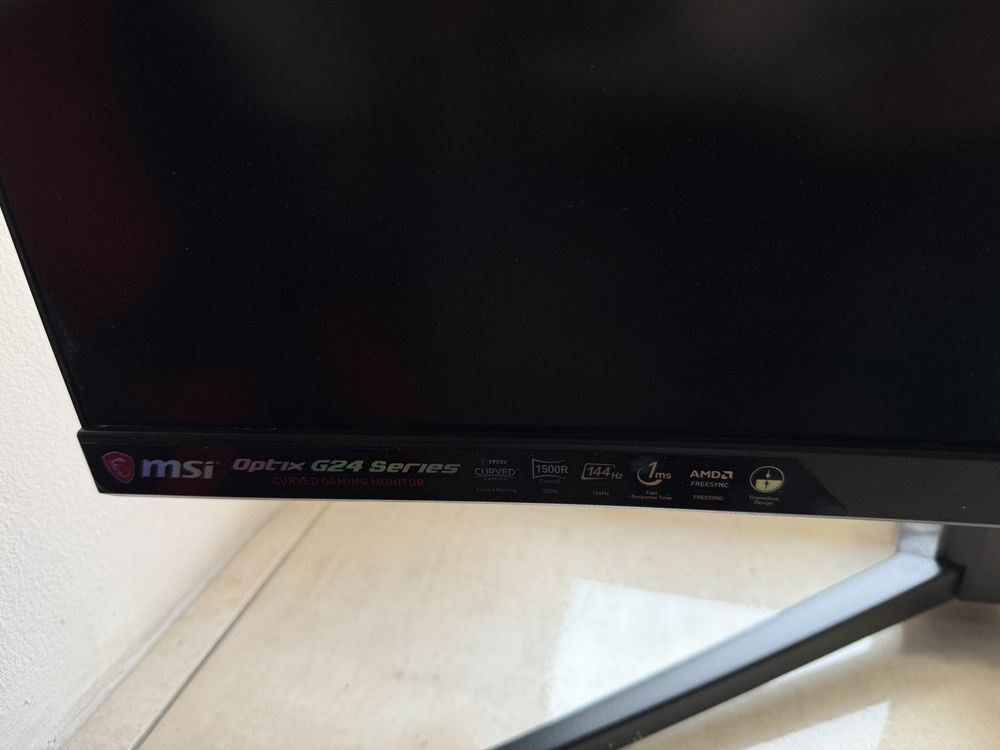 Monitor msi g24 zagięty - chyba uszkodzony