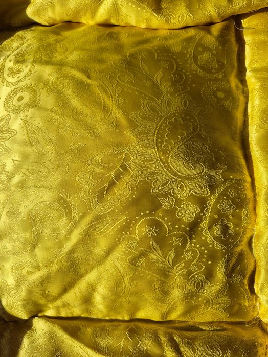 ekskluzywna kołdra puchowa z adamaszku róż ze złotożółtym 150x200cm