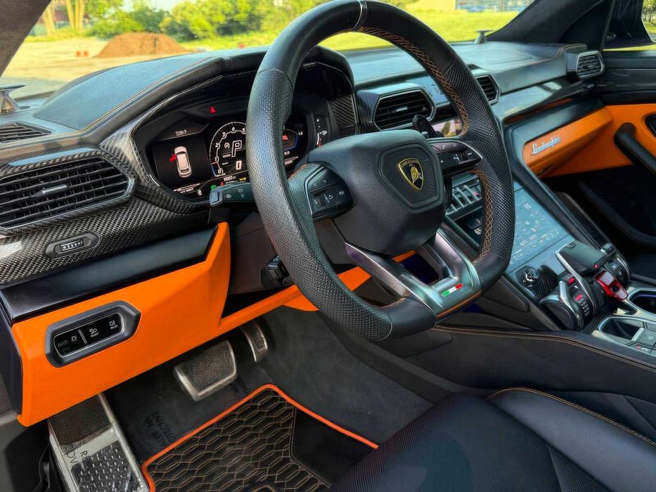 Lamborghini Urus      2022