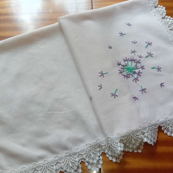 kremowy obrusek 78cm x78cm haft ręczny ,z gipiurą