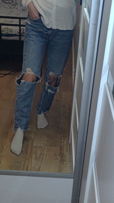 Spodnie z dziurami i wysokim stanem