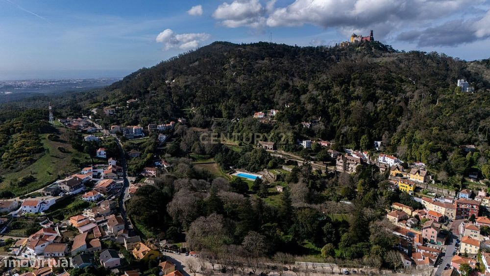 Moradia para Recuperação com Piscina e 11 Divisões em Sintra