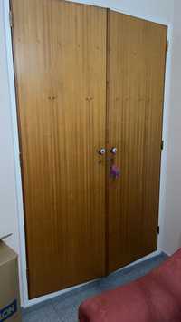 Portas e gavetas armário madeira