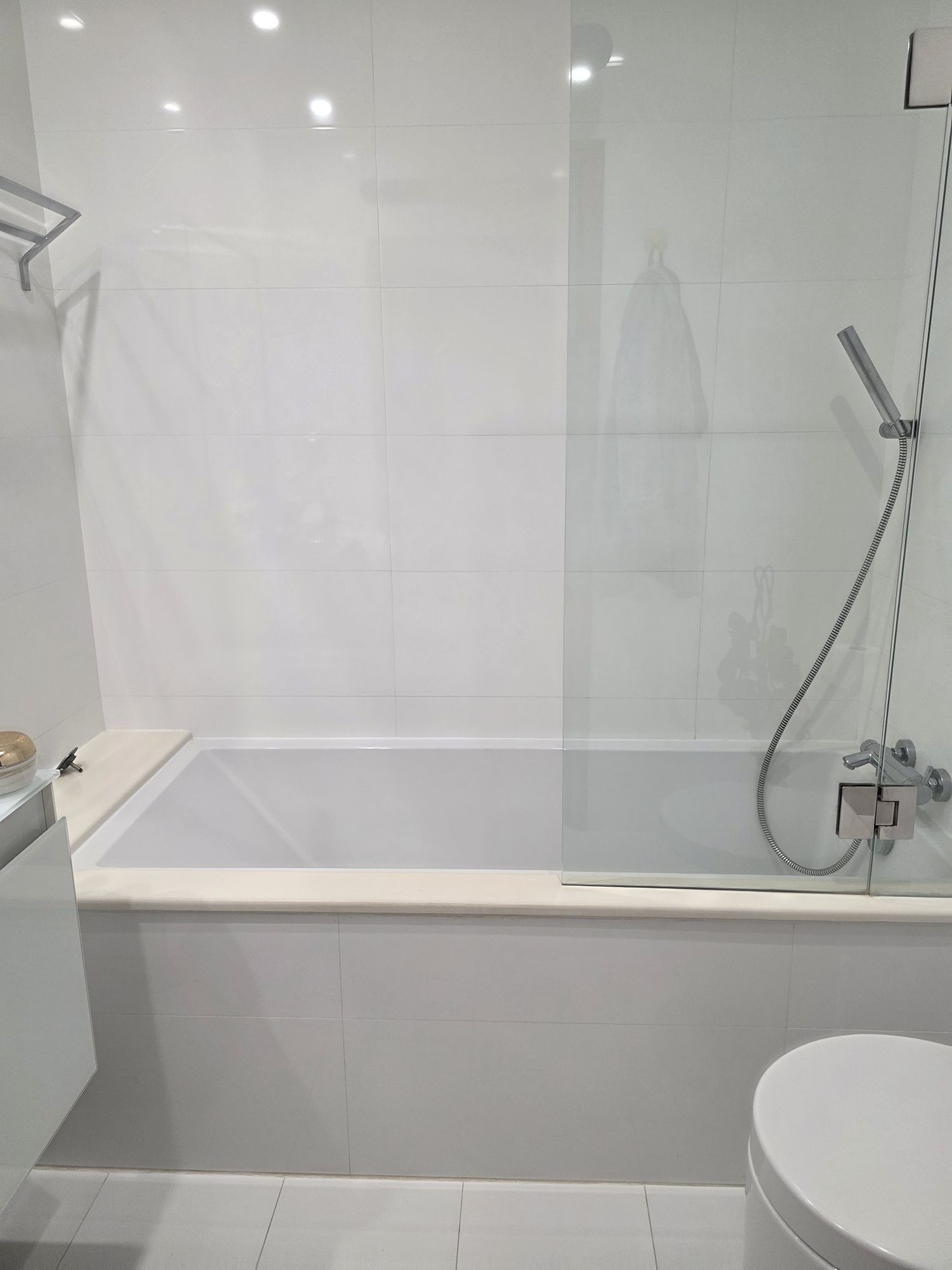 Banheira, vidro de protecção, chuveiro e mármore
