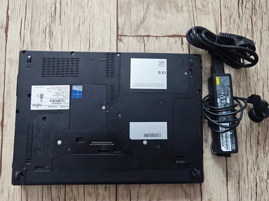 Laptop Fujitsu Lifebook E736 13.3" I5 2.4GHz 8/256GB bat 90% CD DVD