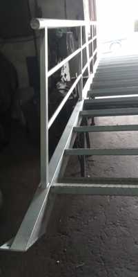 Escada metálica com degraus antiderrapante