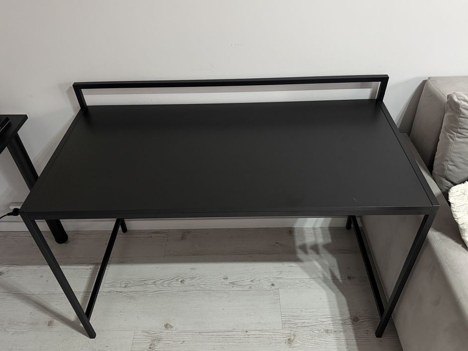 Czarne, metalowe biurko