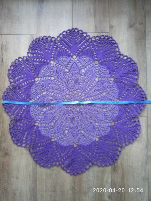 Скатерть сиреневого цвета, диаметром 112 см.из х/б пряжи (двуцветная)