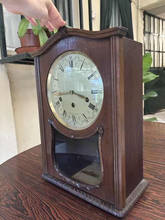 Relógio de parede antigo da Fábrica Nacional de Relógios Reguladora