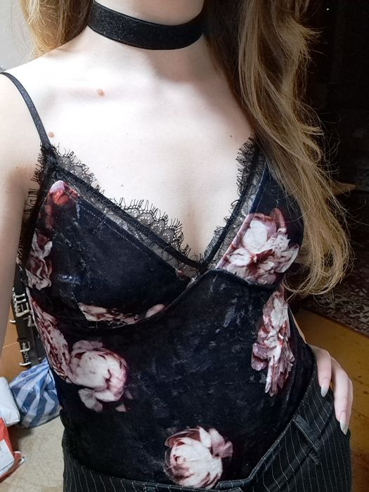 Вінтажно-готичний топ з квітковим принтом та мереживом