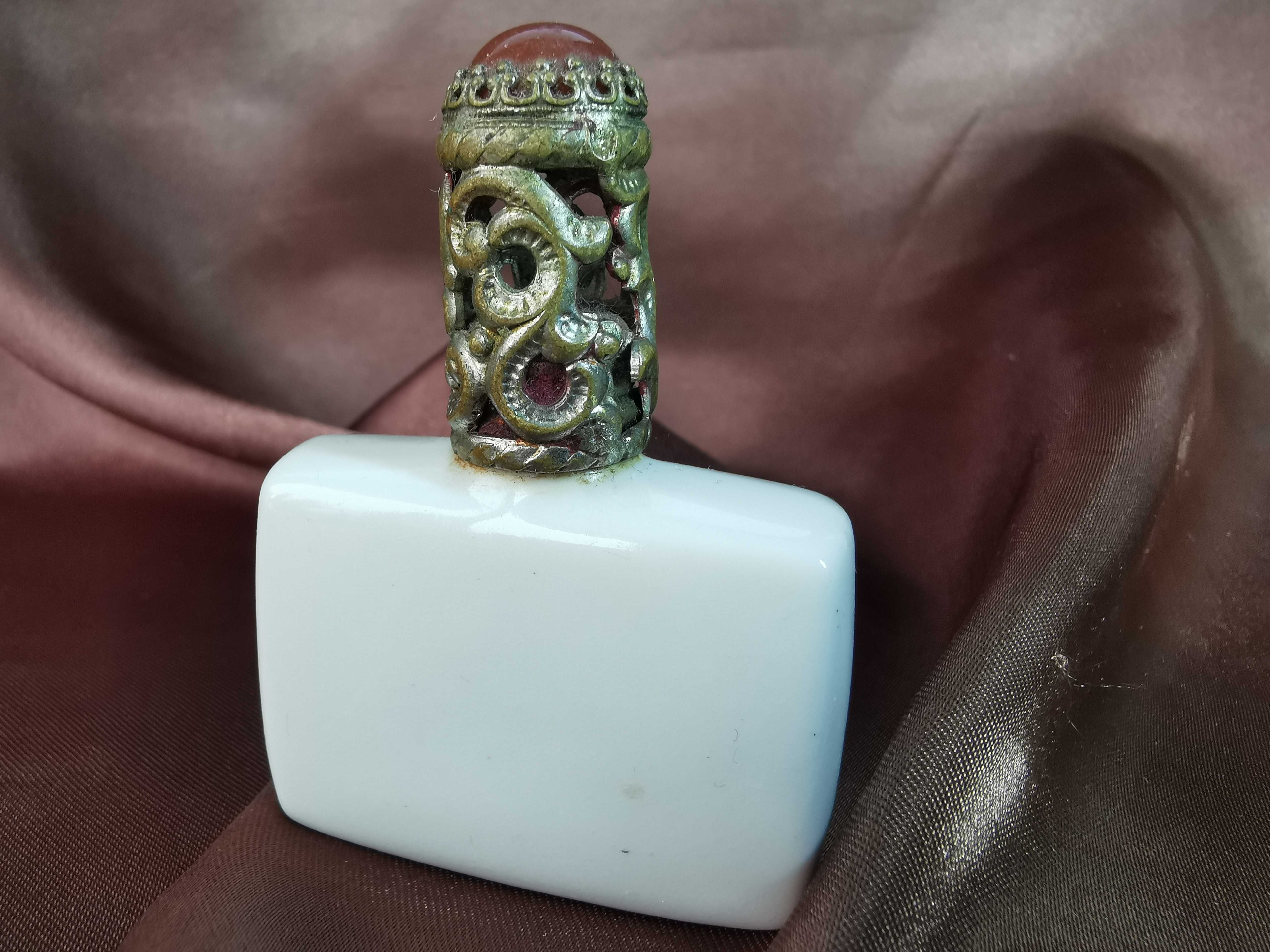 stary porcelanowy flakon na perfumy