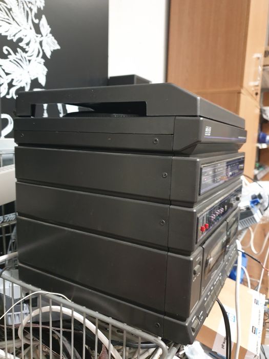 Wierza PRL z gramofonem