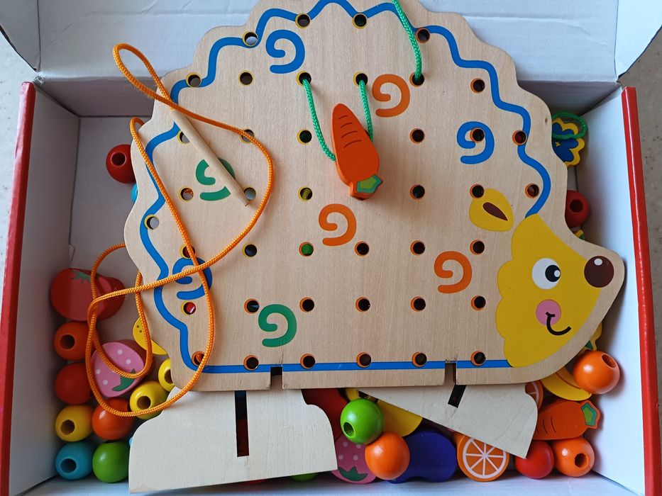 Їжачок з фруктами з подарунком від 1 року