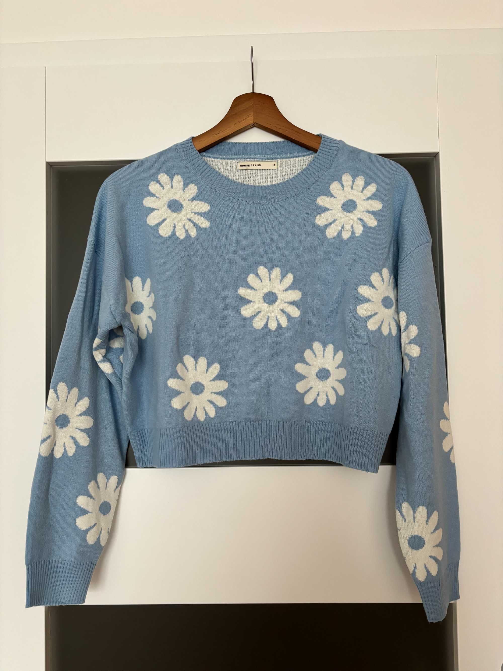 Błękitny baby blue sweterek w białe kwiatki House S 36