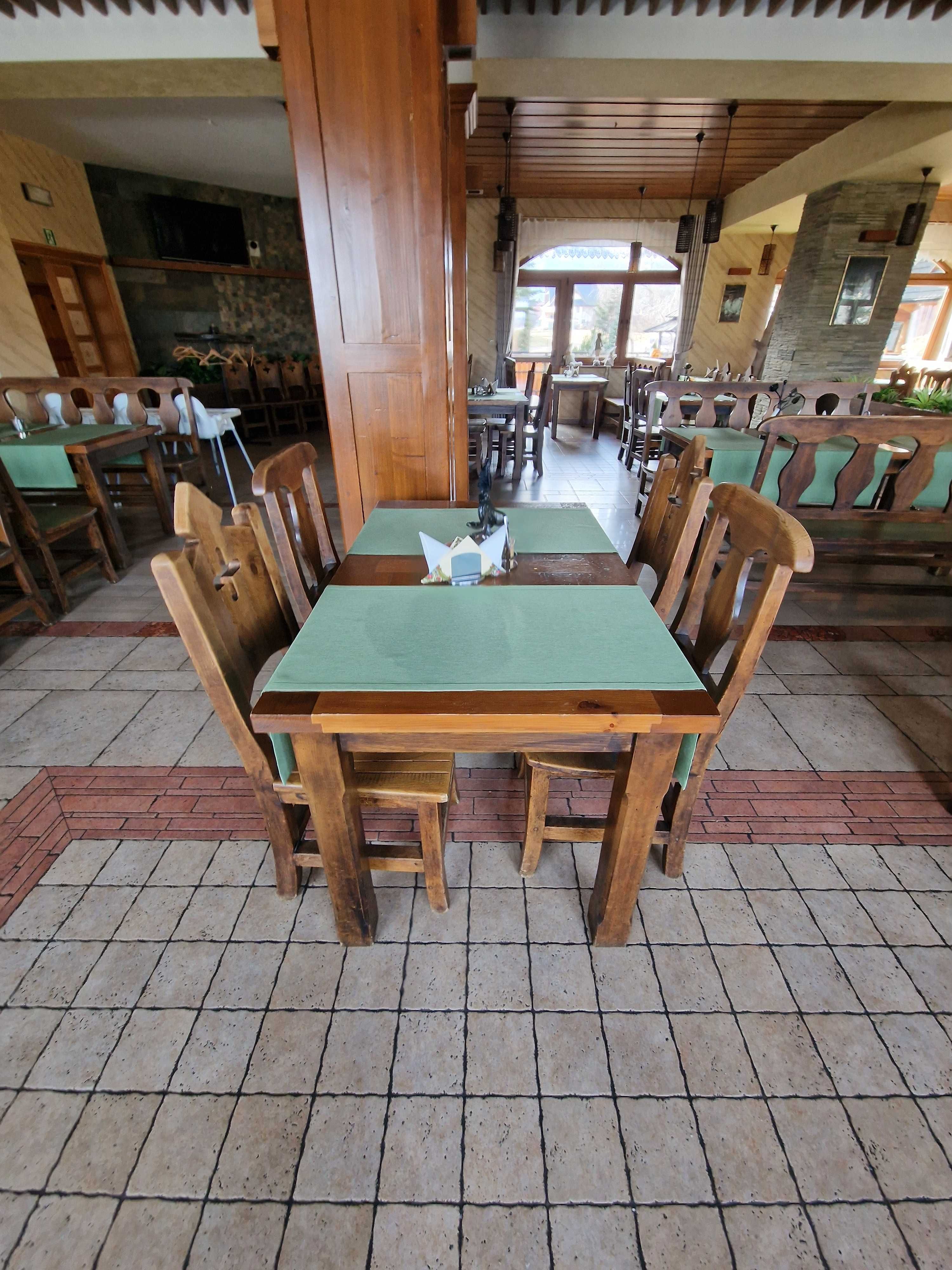 stolik z czterema  krzesłami do restauracji