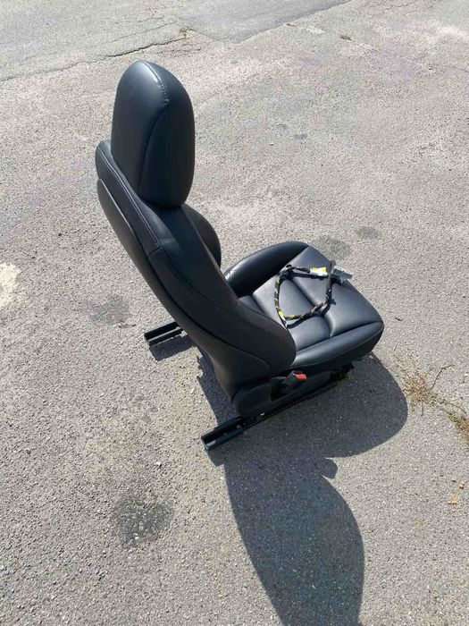 Водійське сидіння Tesla Model Y