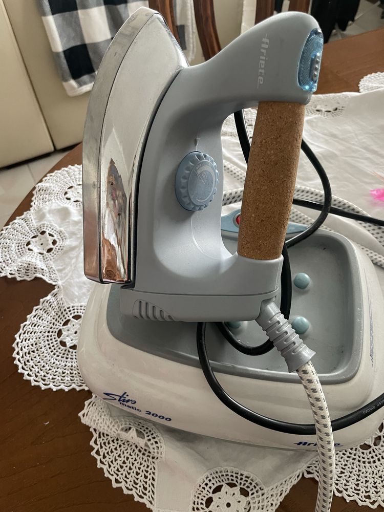 Ferro de engomar roupa com caldeira