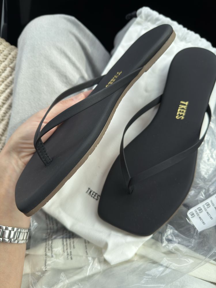 Нові шльопанці TKEES