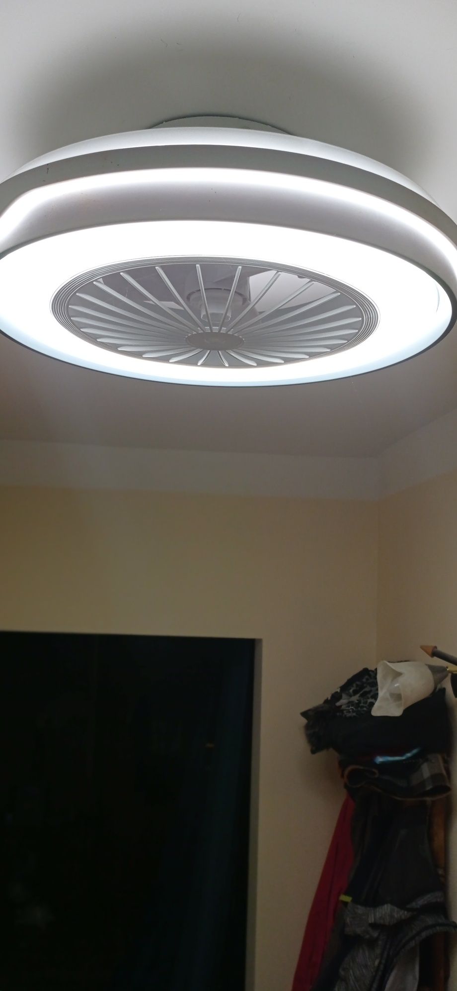 Sprzedam  lampę sufitową z wentylatorem