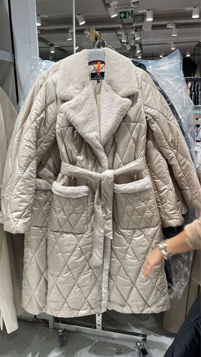 Зимовий пуховик беж кольору