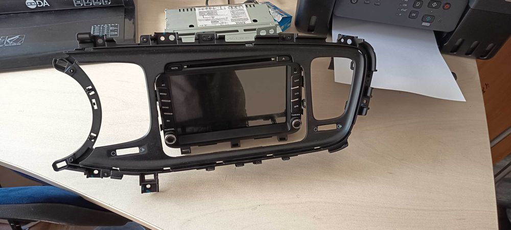 Продам магнитолу с рамкой. машины Kia K5,2013 г