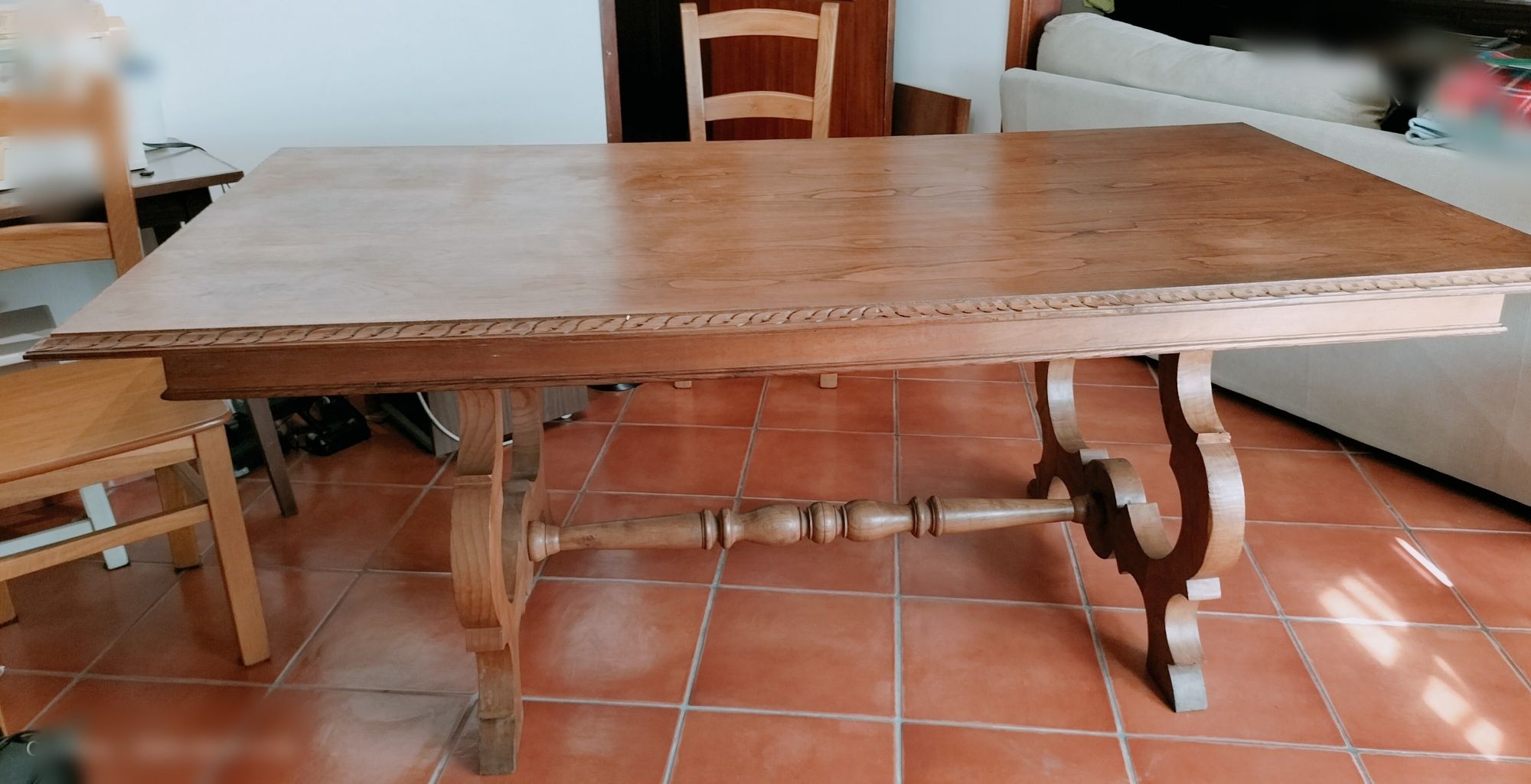 Mesa em madeira de nogueira maciça.