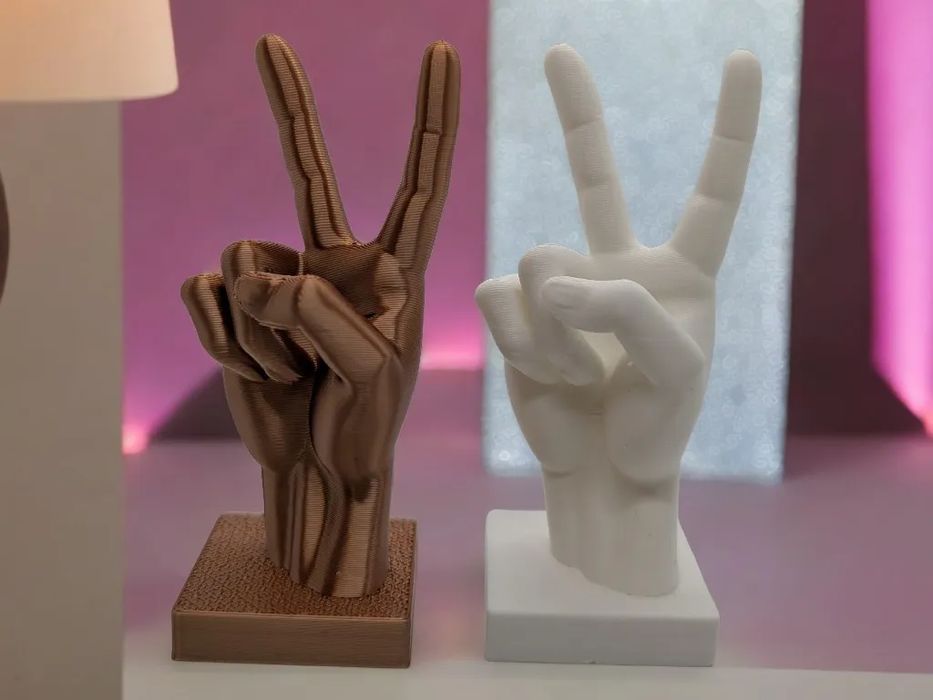 Estátua Mão da Vitória Símbolo de Paz e Força