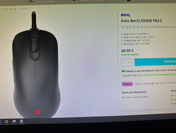 Desktop gaming com dois ecras 240 hrz e 70 hrz