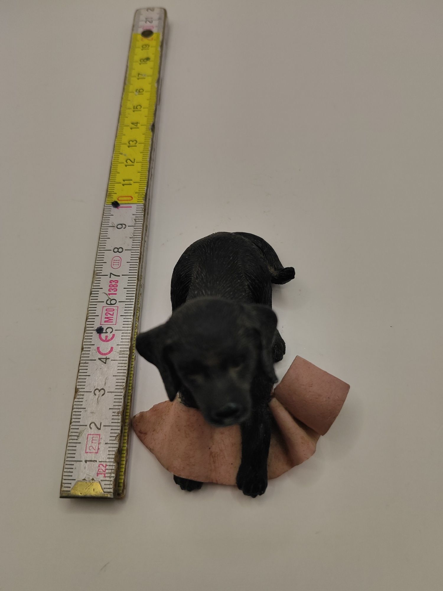 Figurka czarny Labrador z papierem Psotek pies piesek szczeniak