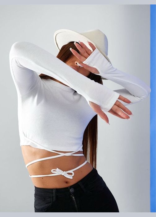 Білий кроп топ на завязках з прорізом на пальчик