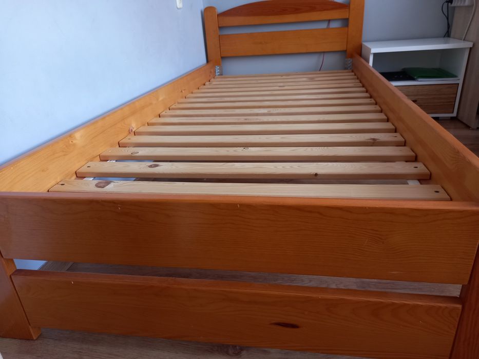 Łóżko z drewna sosnowego
