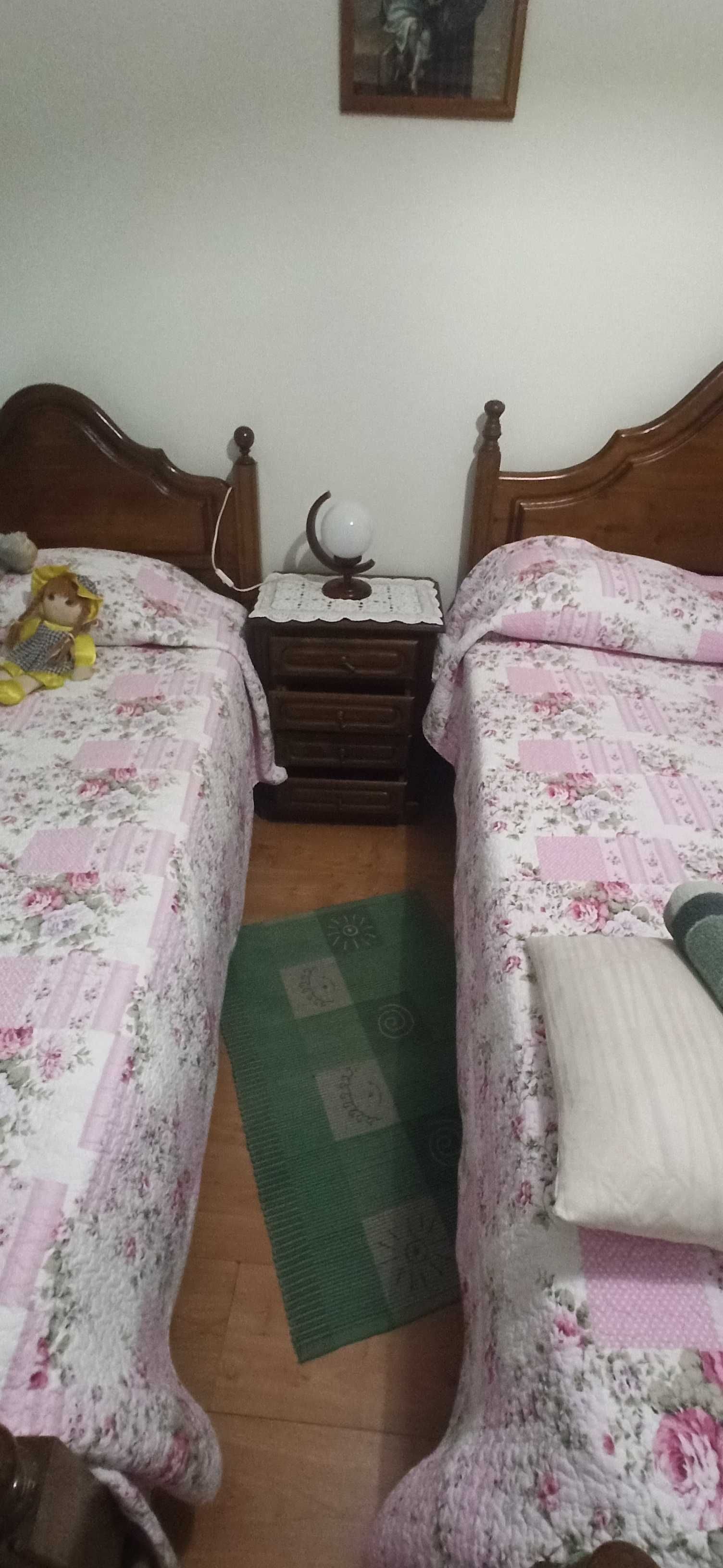 Conjunto de quarto com duas camas e duas mesinhas de cabeceira