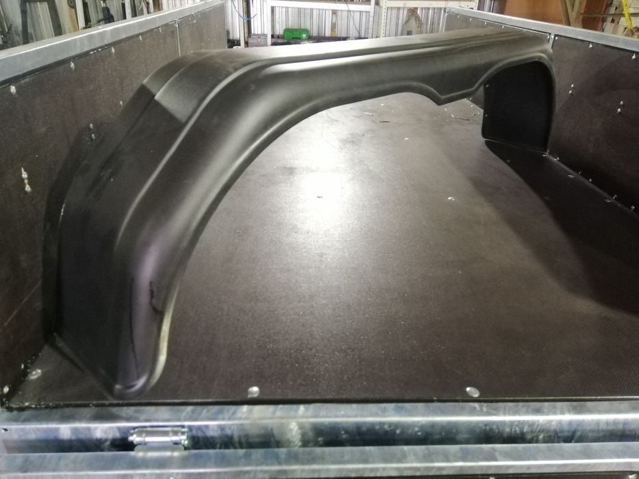 Крило, бризговик, підкрилок на причіп, лафет, прицеп