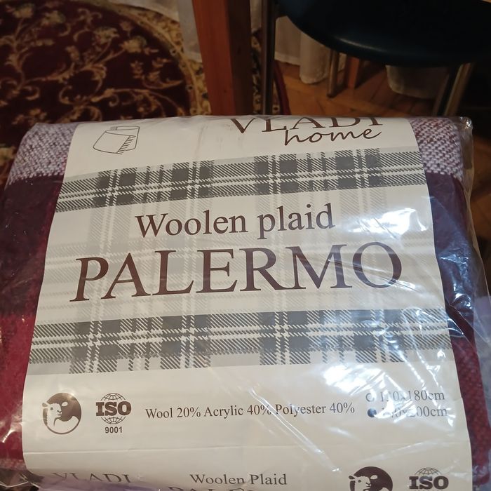 Чудовий подарунок.  Плед новий