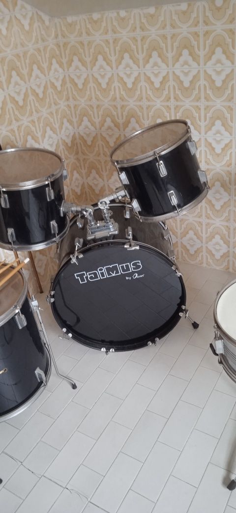 Se vende bateria musical completa como nova.